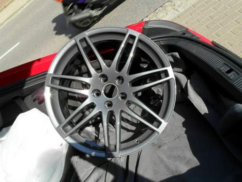 Die pulverbeschichtete Felge einzeln