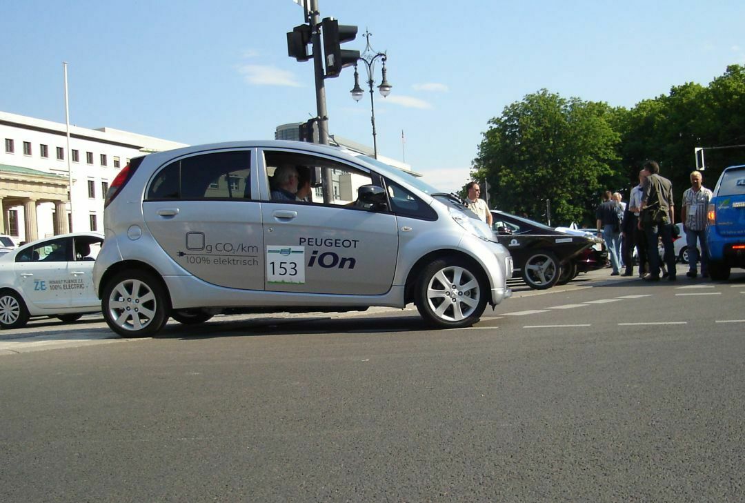 Peugeot-iOn am Brandenburger Tor