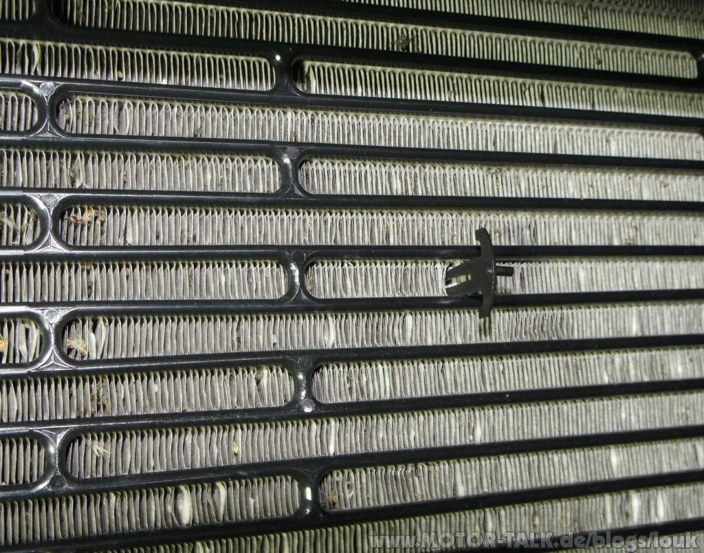 Grill mit Chromrand und Steinschlag-Klimakondensator-Schutzgitter Einbau