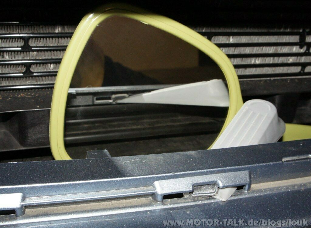 Grill mit Chromrand und Steinschlag-Klimakondensator-Schutzgitter Einbau