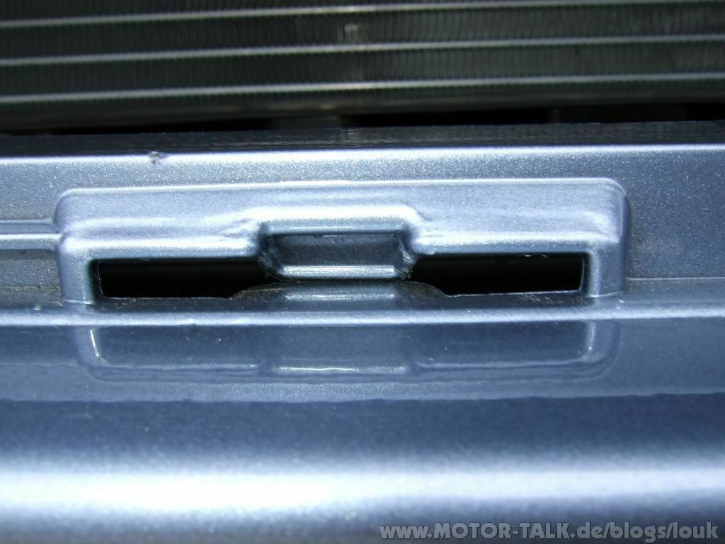 Grill mit Chromrand und Steinschlag-Klimakondensator-Schutzgitter Einbau