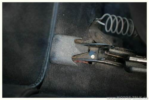 Verkleidung über Schraube