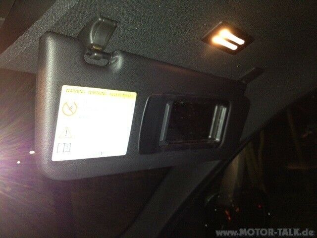 Aufkleber neben Kosmetikspiegel