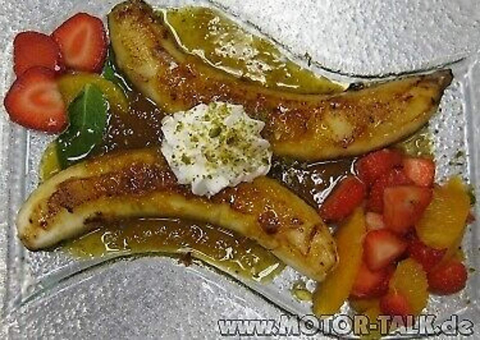 mit-rum-flambierte-banane-an-erdbeersalat