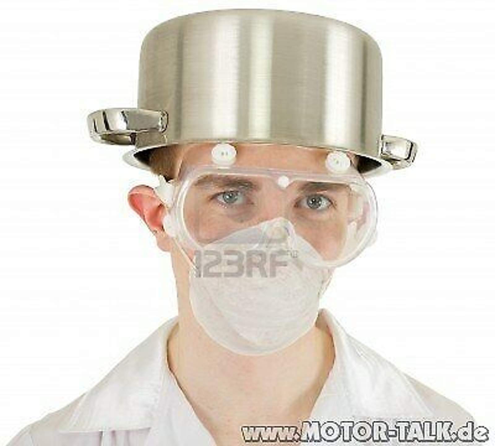 4019516-wissenschaftler-mit-stahl-topf-auf-kopf-statt-helm