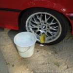 Mit einem Eimer und Sp&uuml;liwasser..