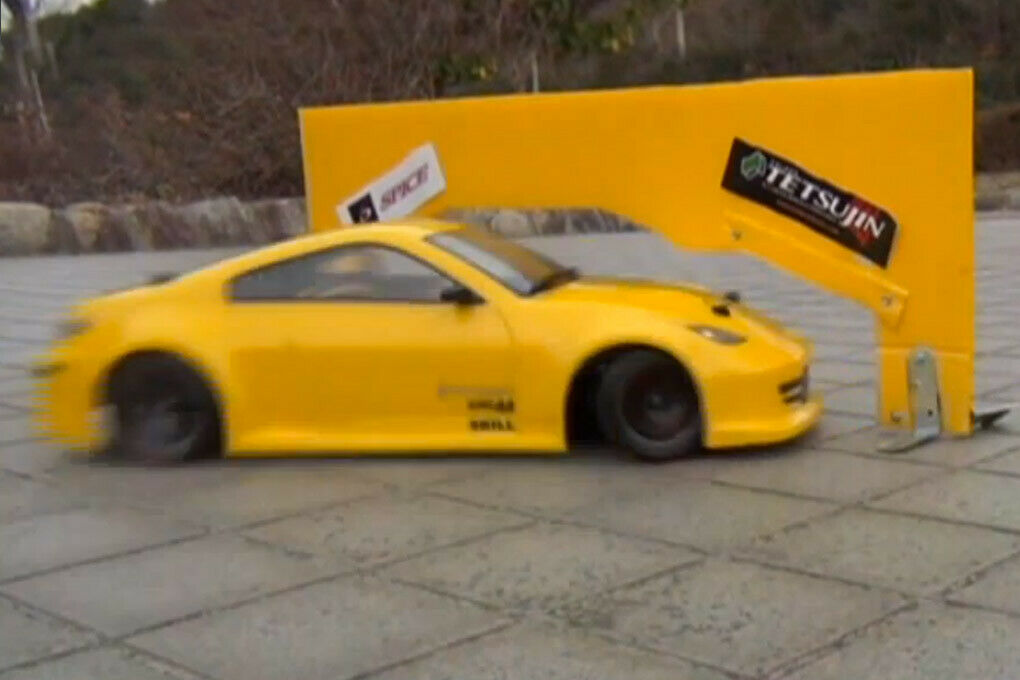 Millimetergenau durch die Schablone: Drift44 kontrolliert seinen RC-Flitzer perfekt.