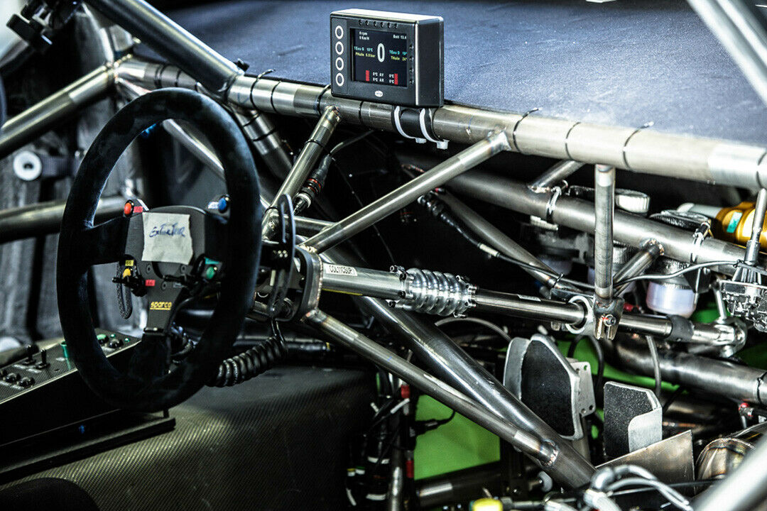 Der Fahrersitz ist in die Mitte des Autos gewandert