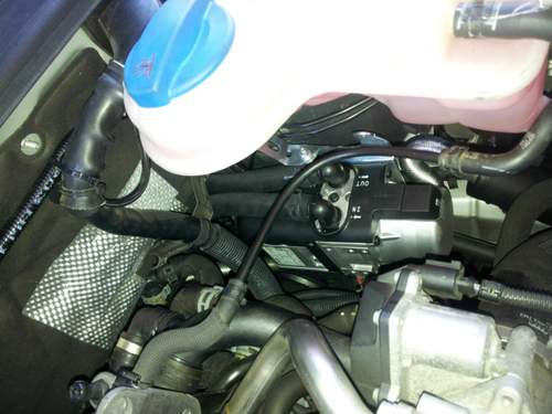 Montage unter den kühlwassertank