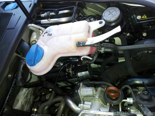 Montage unter den kühlwassertank