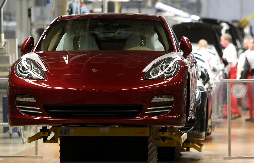 Porsche Panamera auf der Montagestrecke im Porsche Werk in Leipzig