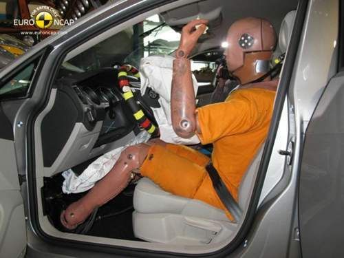 Der Fahrer im Golf: Der linke Unterschenkel wurde verletzt, sonst geht es dem Dummy gut.