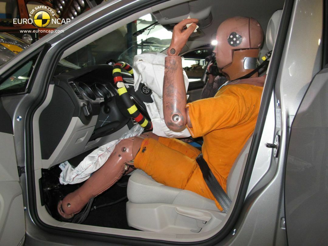 Der Fahrer im Golf: Der linke Unterschenkel wurde verletzt, sonst geht es dem Dummy gut.