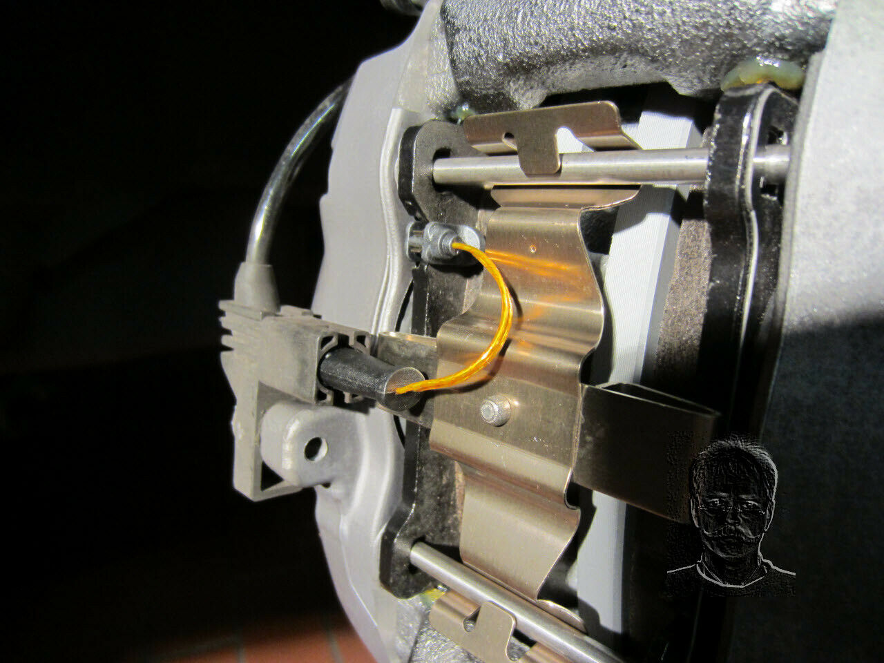 Warnkontakt Bremsbelag vorne 2 oder 1?