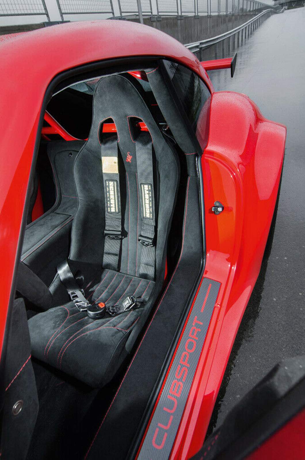 Alcantara-Schalensitze und Renngurte im Wiesmann GT MF4-CS.