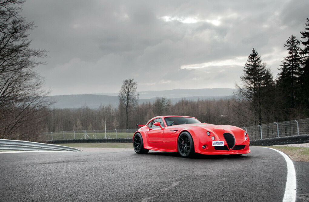 Mehrlenkerachsen und ein Monocoque aus Aluminium versprechen eine feine Fahrdynamik.