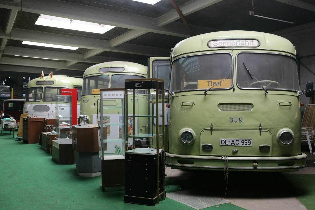 Historische Busse der ehemaligen Oldenburger Firma Pekol in der Halle
