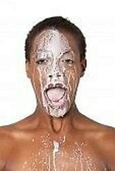 5785719-african-american-frau-mit-milch-auf-ihrem-gesicht