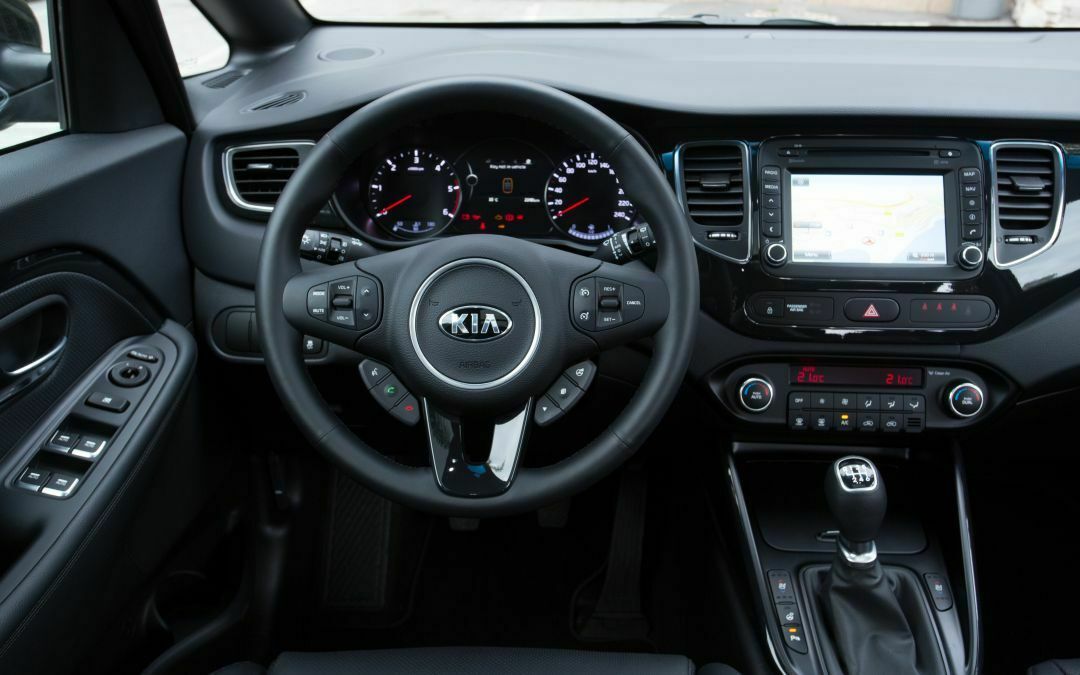 Eine klassisch schwarze Cockpit-Gestaltung ist natürlich ebenfalls zu haben.