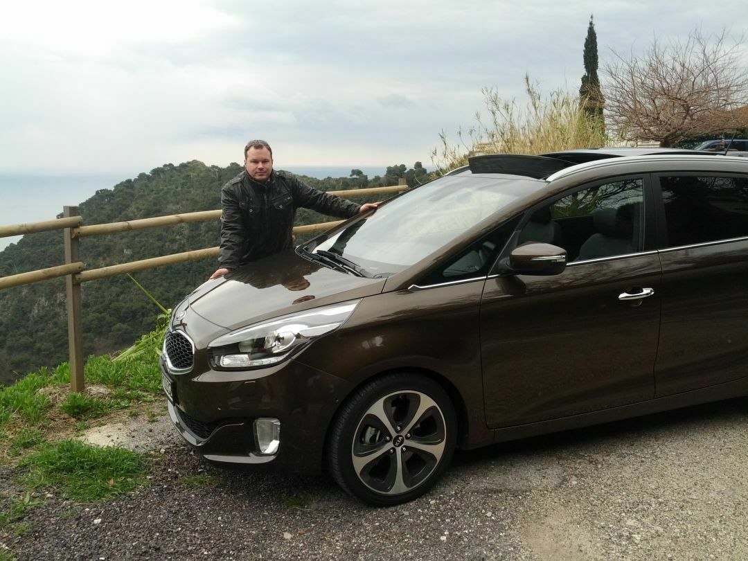 MT-Redakteur Björn findet: Der Carens fährt sich außerordentlich entspannt. Der Motor kommt am Hang allerdings etwas ins Schwitzen.