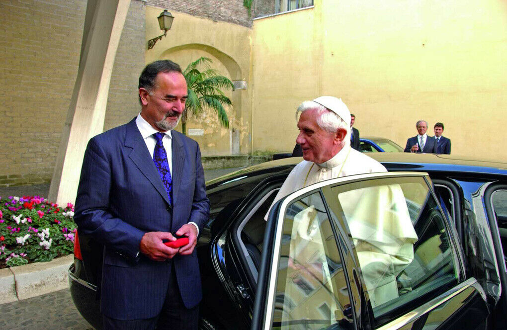 Papst Benedikt XVI. und Ex-VW-Vorstandsvorsitzender Bernd Pischetsireder am Phaeton.