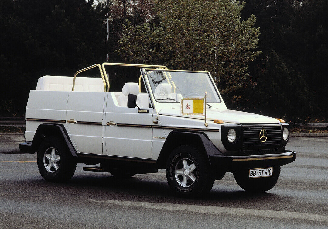 Der Papst brauchte ein gel&auml;ndeg&auml;ngiges Fahrzeug. Die Wahl fiel auf die Mercedes G-Klasse.