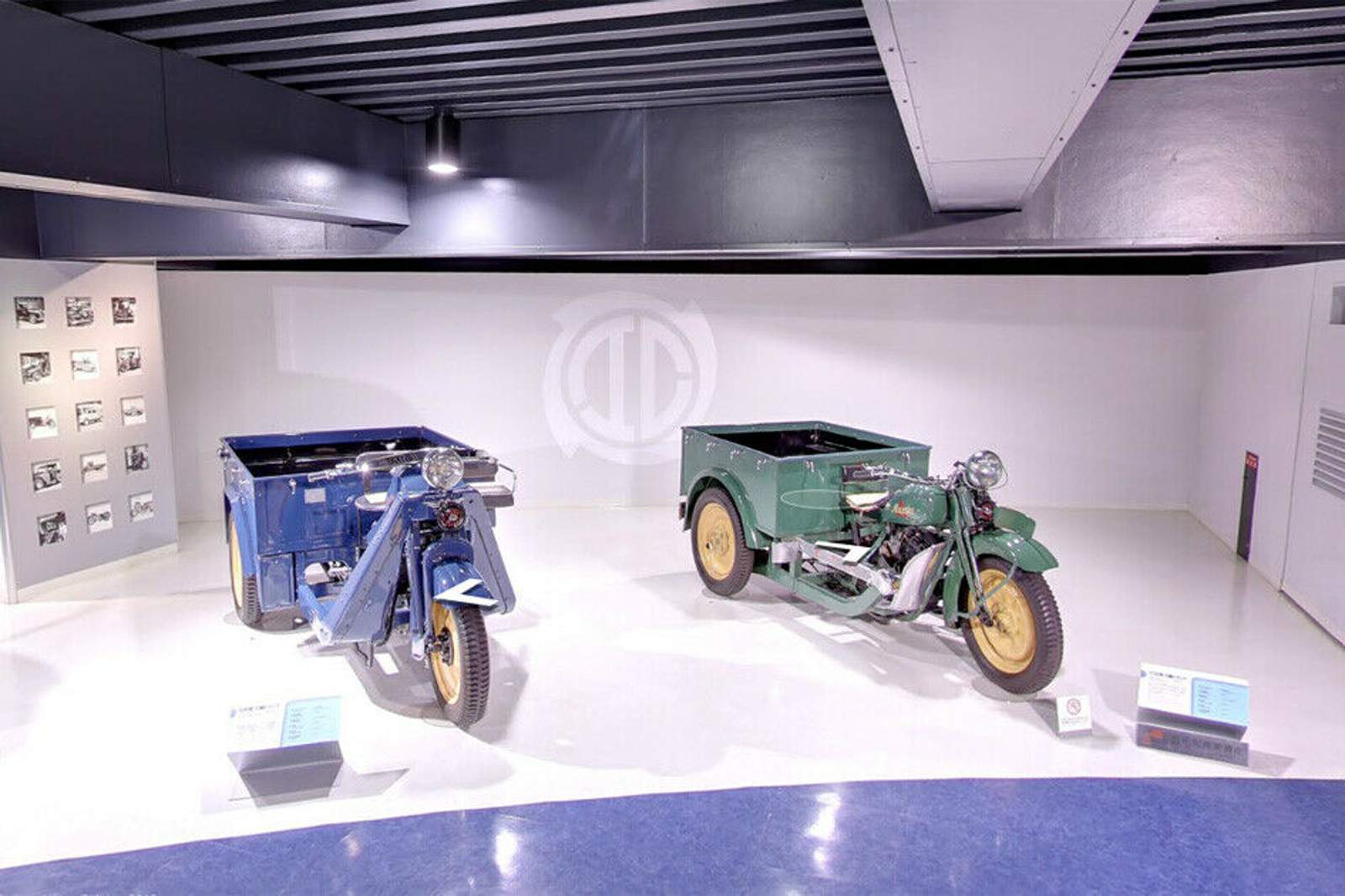 Zwei historische Mazda-Modelle im Museum in Hiroshima.