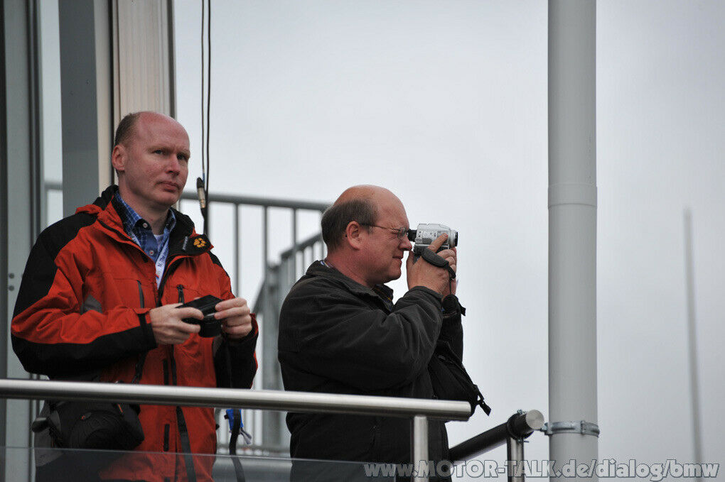 Janet2 und Begleitung filmen das Rennen