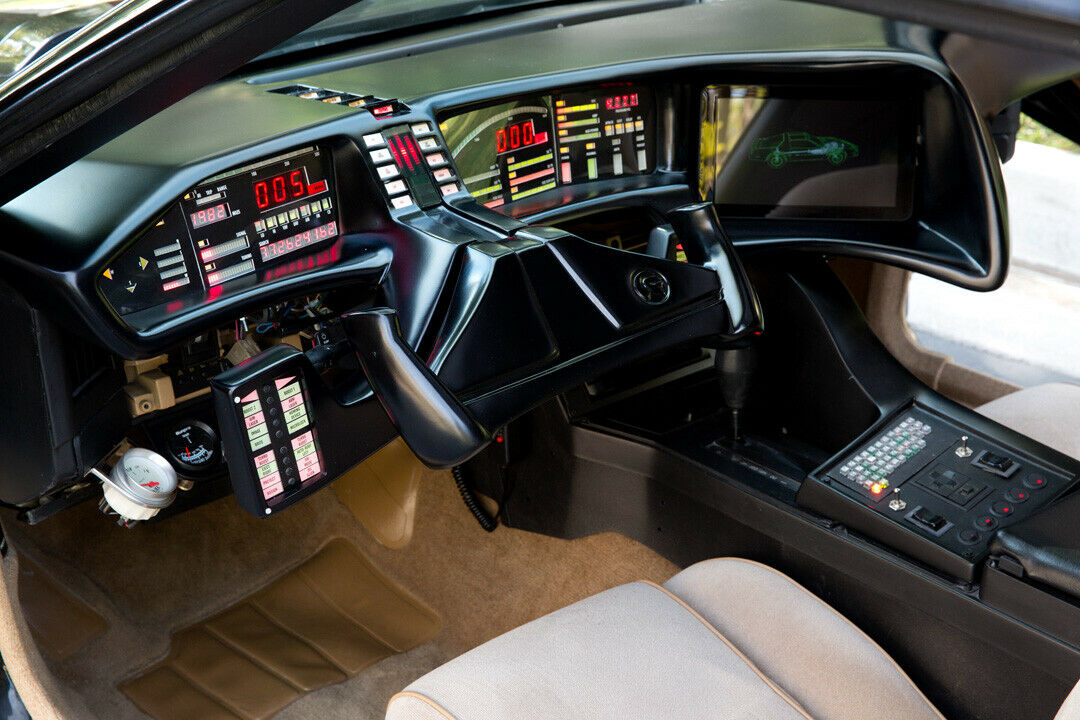 Blick ins Cockpit: Der Nachbau dessen, was in den 80ern futuristisch war, beherrscht 4.000 KITT-Samples aus "Knight Rider"