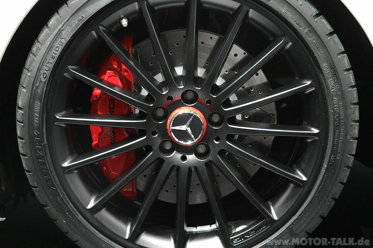 Rote Nabendeckel von der A-Klasse Edition 1