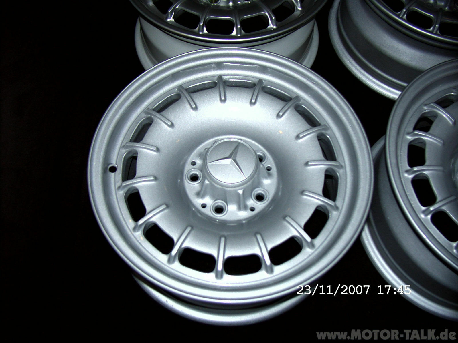 Rote Nabendeckel von der A-Klasse Edition 1