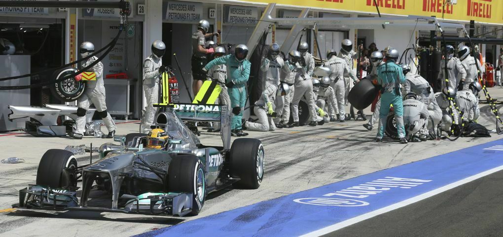 Hamilton beim Boxenstopp. Der Brite konnte in Ungarn einen alten Schumacher-Rekord einstellen