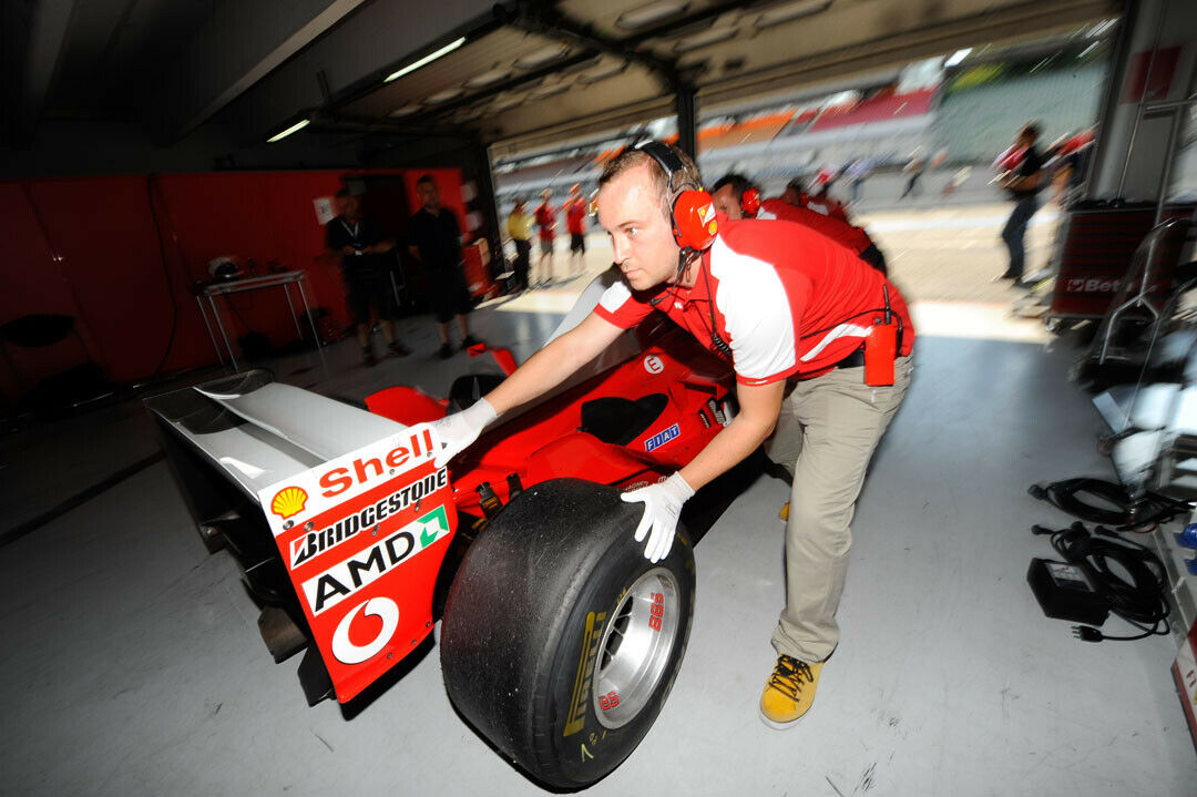 MOTOR-TALK-Redakteur Philipp Monse tauscht Hobbygarage gegen Formel-1-Box und ist für einen Tag Crewmitglied bei Ferrari