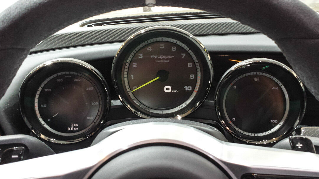 Nur drei Rundinstrumente hinter dem Lenkrad. Normalerweise verbaut Porsche fünf Uhren