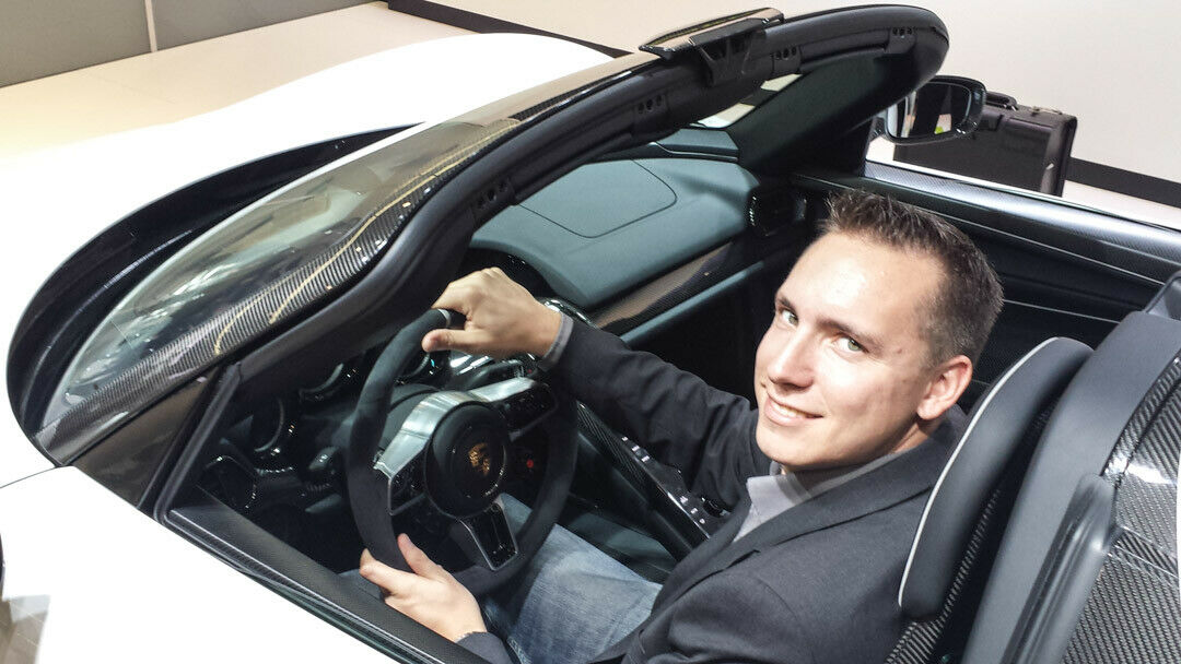 Der Fahrersitz passt wie ein Maßanzug. MT-Redakteur Constantin Bergander fühlt sich auf Anhieb wohl