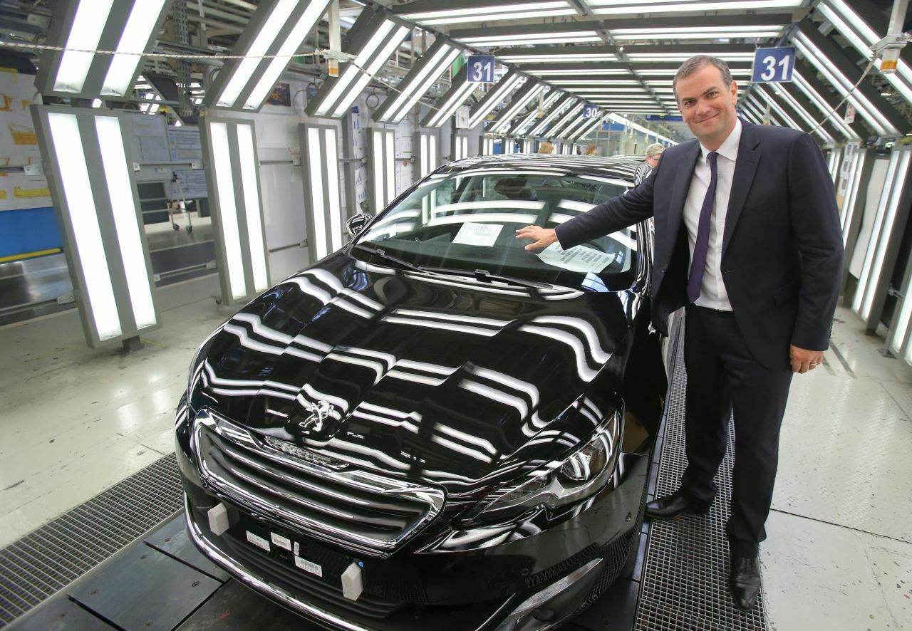 Peugeot-Chef Maxime Picat mit dem neuen Peugeot 308 im Werk Sochaux. PSA will eine Standortgarantie für seine französischen Standorte aussprechen