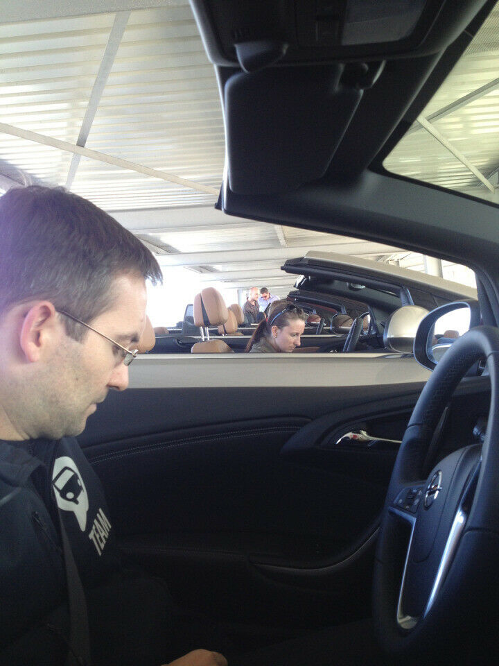 Alle machen sich mit den Autos vertraut