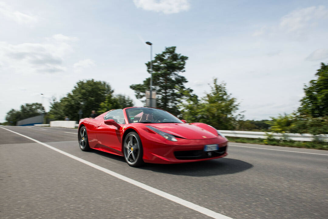 Im 458 muss man das Lenken neu lernen. Die Lenkung ist sehr direkt