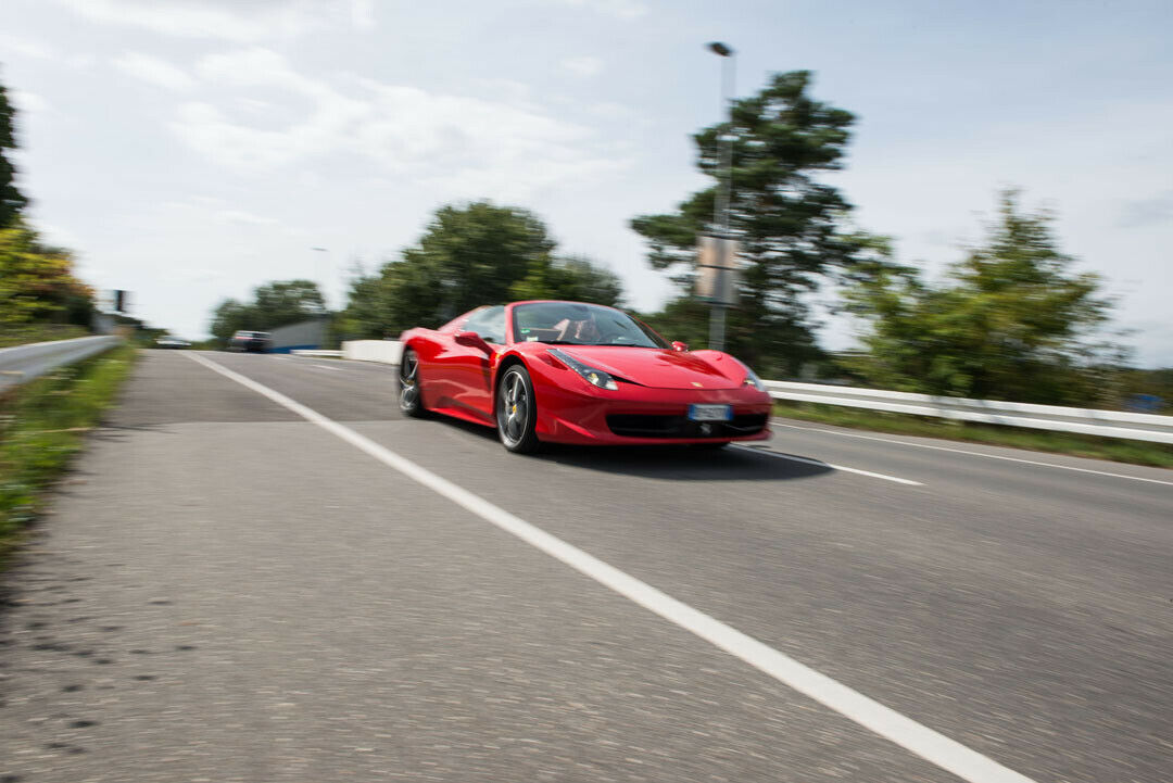 Ist das Verdeck versenkt, fährt der Sound des V8 noch besser in die Ohren