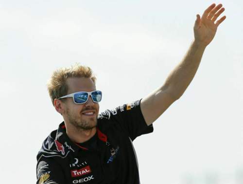 Sebastian Vettel winkt bei der Fahrerparade vor dem Rennen in Japan den Fans zu