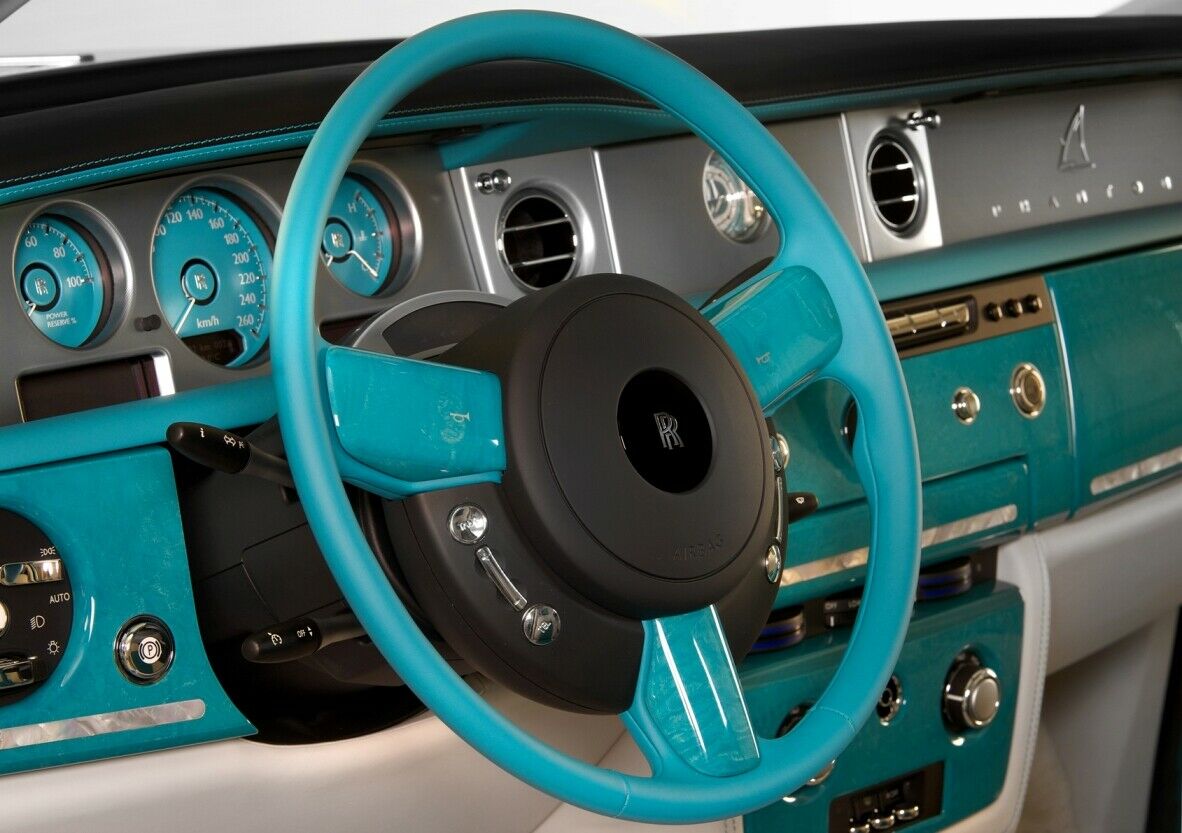 Das grelle Türkis findet auch am Armaturenbrett reichlich Verwendung