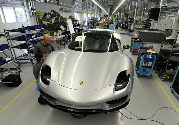 Montage des Porsche 918 Spyder in Zuffenhausen