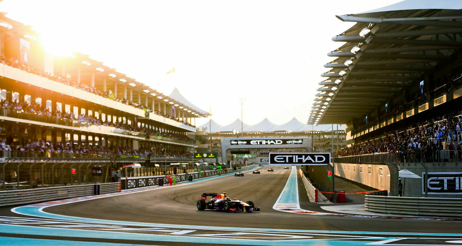 Vettel siegt mit einer halben Minute Vorsprung. Sein Teamkollege Webber wird zweiter.