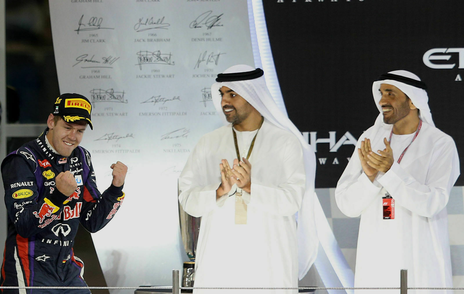 Weltmeister Sebastian Vettel feiert seinen Sieg mit Scheich Hamed bin Zayed Al-Nahyan (Mitte)