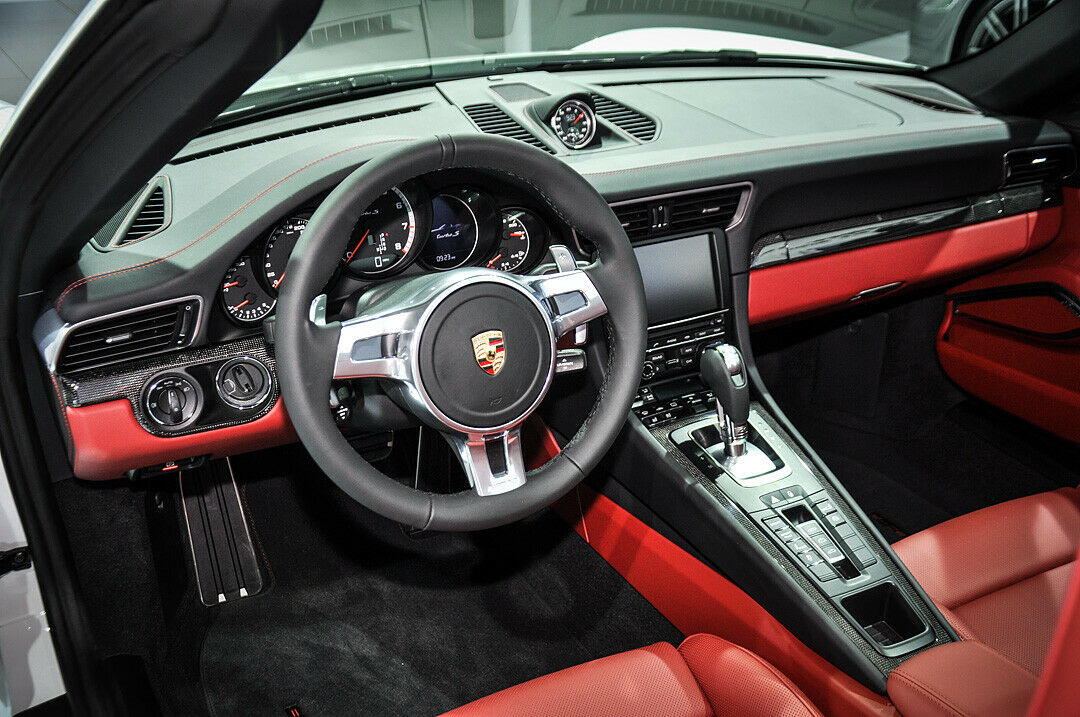 Im Innenraum hat der Fahrer gen&uuml;gend Platz f&uuml;r Schultern, Beine und Kopf