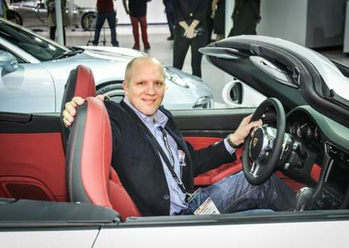 Im neuen Porsche 911 Cabrio sitzt man bequem - &uuml;ber Platzmangel kann Fabian auf jeden Fall nicht klagen
