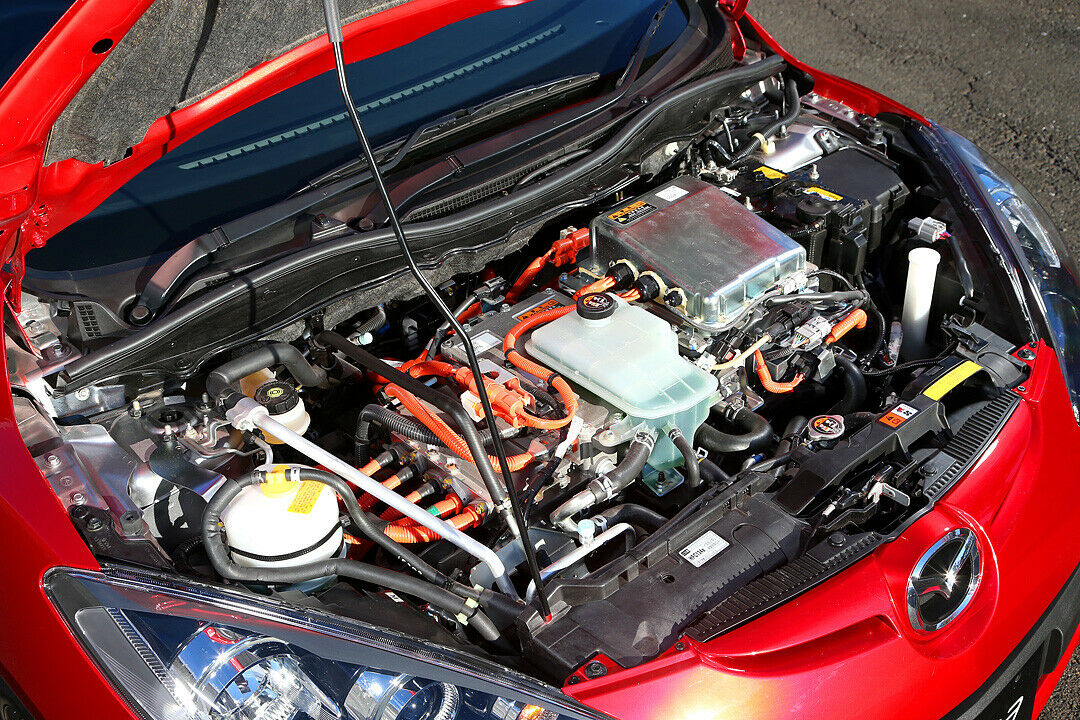 Blick unter die Haube: Elektroantrieb des Mazda2