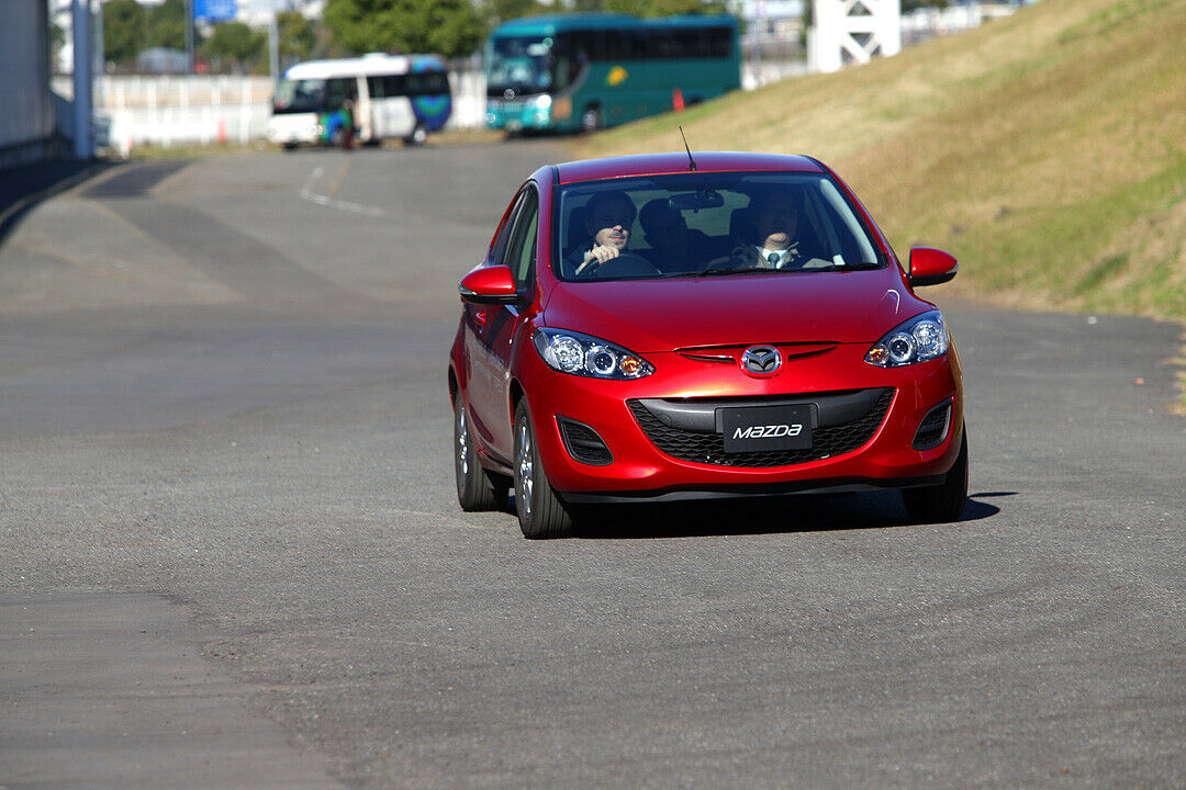 Der Wankelmotor im Heck ist so leise, dass sein Geräusch im Fahrbetrieb kaum wahrnehmbar ist
