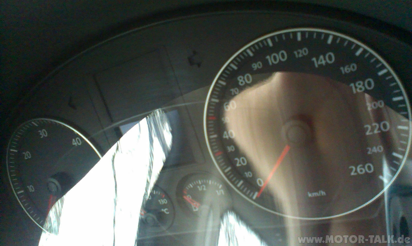 Kratzer aus Tachoglas entfernen