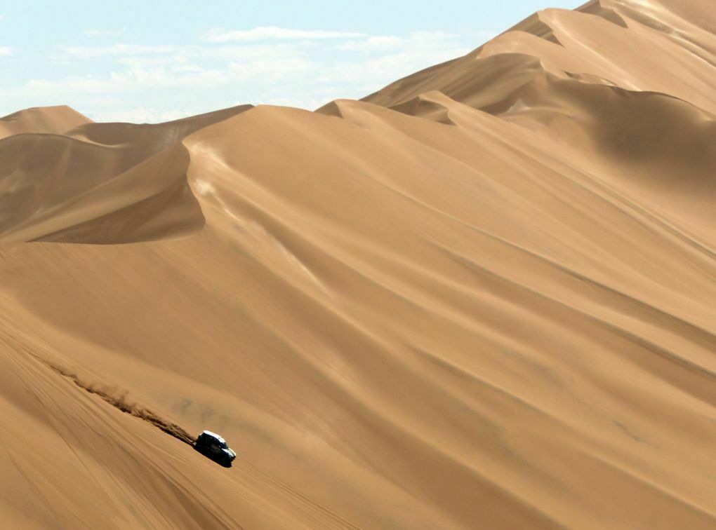 Die Rallye Dakar fordert von den Piloten Mut. Eine solche Sanddüne runterzufahren sieht witziger aus als es sich anfühlt. Denn ein Überschlag ist leicht möglich